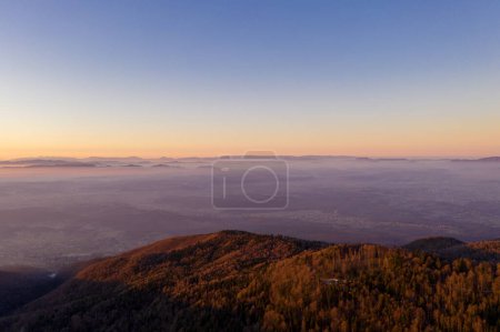 Téléchargez les photos : Zagreb Skyline in Croatia. Sunset Light Colorful Sky and Castle in Background. View from the top of Medvednica Mountain. Haze Background. - en image libre de droit