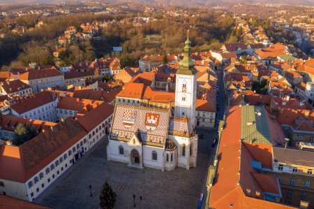 Téléchargez les photos : The Church of St. Mark is the parish church of old Zagreb, Croatia in St. Mark's Square. On the roof, tiles are laid so that they represent the coat of arms of Zagreb and Triune Kingdom of Croatia - en image libre de droit