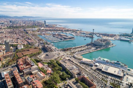 Foto de Punto de vista de Barcelona en España. Puerto de Barcelona en segundo plano. - Imagen libre de derechos