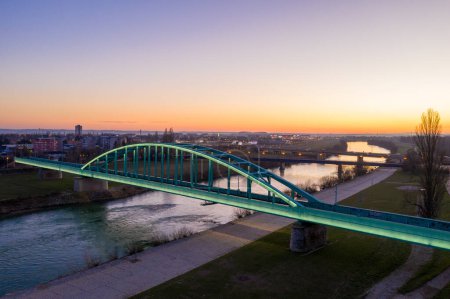 Téléchargez les photos : Evening view of The Hendrix Bridge in Zagreb, Croatia. The Bridge Illuminated with Lights. - en image libre de droit