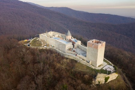 Foto de Castillo de Medvedgrad en Zagreb Croacia. Castle está en construcción. Hermosa montaña Medvednica en el fondo - Imagen libre de derechos