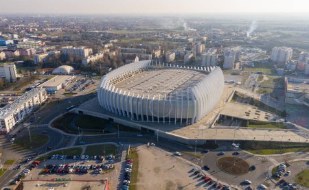 Foto de Arena Zagreb, in Zagreb, capital of Croatia. The largest sports hall in Croatia. Cityscape in background. - Imagen libre de derechos