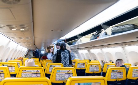 Foto de VILNIUS, LITHUANIA - 15 DE ENERO DE 2020: Personas abordando el avión Ryanair en el Aeropuerto Internacional de Vilna. Viaje al Aeropuerto de Londres Stansted. - Imagen libre de derechos