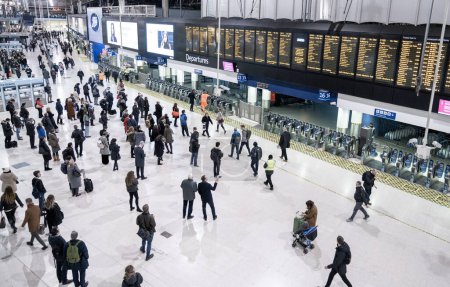 Téléchargez les photos : LONDRES, ANGLETERRE - 15 JANVIER 2020 : Gare de Waterloo à Londres. Terminus du centre de Londres sur le réseau ferroviaire national au Royaume-Uni - en image libre de droit