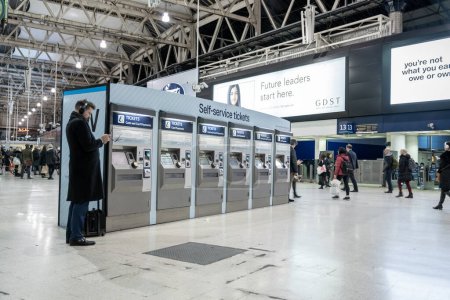 Foto de LONDRES, INGLATERRA - 15 DE ENERO DE 2020: Estación Waterloo en Londres. Terminal central de Londres en la red ferroviaria nacional en el Reino Unido - Imagen libre de derechos