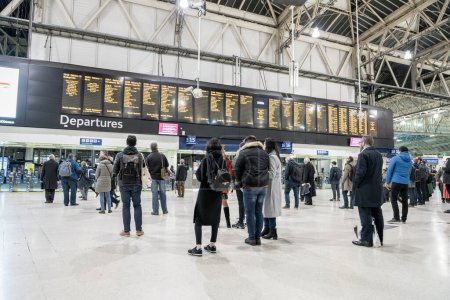 Foto de LONDRES, INGLATERRA - 15 DE ENERO DE 2020: Estación Waterloo en Londres. Terminal central de Londres en la red ferroviaria nacional en el Reino Unido - Imagen libre de derechos