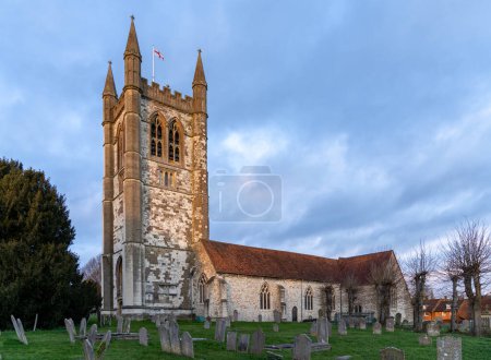 Téléchargez les photos : St Andrew's Church. Anglican parish church in the center of Farnham, Surrey, England. Late Evening - en image libre de droit