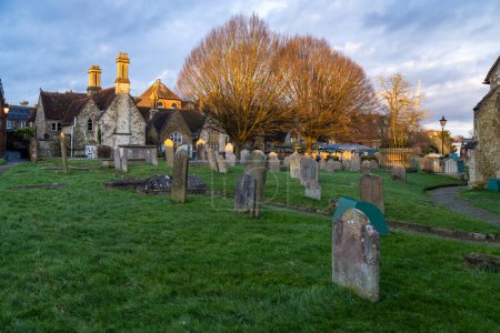 Téléchargez les photos : St Andrew's Church Backyard with cemetery. Anglican parish church in the center of Farnham, Surrey, England. Late Evening - en image libre de droit