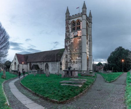 Téléchargez les photos : St Andrew's Church. Anglican parish church in the center of Farnham, Surrey, England. Late Evening - en image libre de droit
