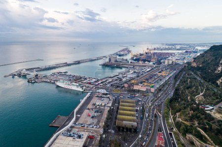 Foto de Barcelona Cityscape, Spain. Harbor in Background. - Imagen libre de derechos