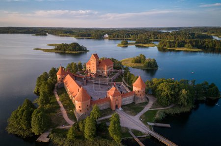 Téléchargez les photos : Trakai Castle with lake and forest in background. One of the most famous Sightseeing place in Lithuania - en image libre de droit