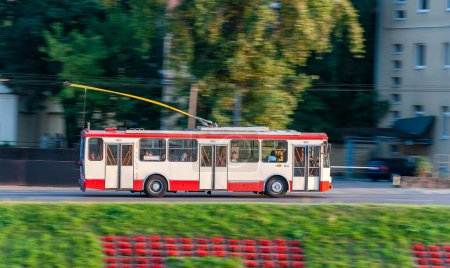 Téléchargez les photos : Ville de Vilnius Transports publics Vieux chariot et circulation. Contexte flou en raison de l'effet de panoramique - en image libre de droit