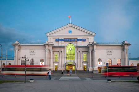 Téléchargez les photos : Gare de Vilnius, Lituanie. Fond flou à cause du panoramique. - en image libre de droit
