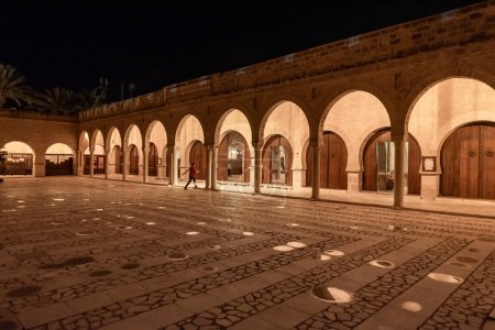 Téléchargez les photos : Grande Mosquée de Sousse en Tunisie. People Chaussures en fron d'entrée juste avant le culte du soir. Vendredi soir. - en image libre de droit