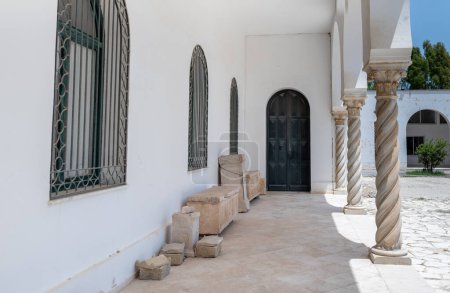 Téléchargez les photos : Monument et statue brisés au Musée national de Carthage en Tunisie. - en image libre de droit
