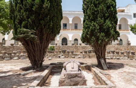 Téléchargez les photos : Monument et statue brisés au Musée national de Carthage en Tunisie. - en image libre de droit
