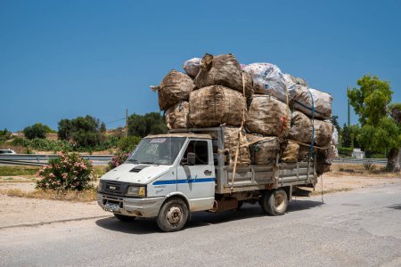 Foto de TUNIS, TUNISIA - JUNE 15, 2019: Old Vehicle in Tunisia Transfering Plastic Bottles. - Imagen libre de derechos