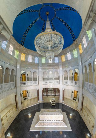 Téléchargez les photos : Interior of The Bourguiba mausoleum in Monastir, Tunisia. It is a monumental grave in Monastir, Tunisia, containing the remains of former president Habib Bourguiba, the father of Tunisian independence - en image libre de droit