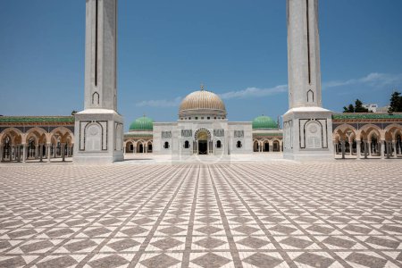 Foto de El mausoleo Bourguiba en Monastir, Túnez. Es una tumba monumental en Monastir, Túnez, que contiene los restos del ex presidente Habib Bourguiba, el padre de la independencia de Túnez. - Imagen libre de derechos