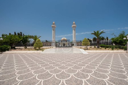 Téléchargez les photos : Le mausolée Bourguiba à Monastir, Tunisie. C'est une tombe monumentale à Monastir, en Tunisie, contenant les restes de l'ancien président Habib Bourguiba, le père de l'indépendance tunisienne. - en image libre de droit