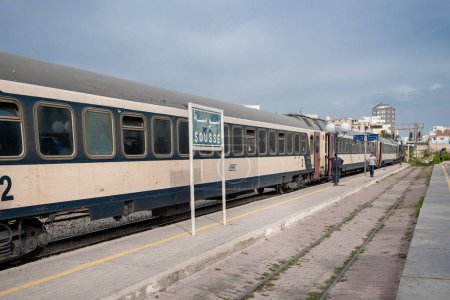 Téléchargez les photos : SOUSSE, TUNISIE - 17 JUIN 2019 : Gare de Sousse, Tunisie. Train rapide. - en image libre de droit