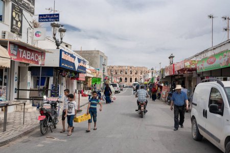 Téléchargez les photos : EL JEM, TUNISIA - JUNE 17, 2019: El Jem Town in Tunisia. Cityscape and Street with People. - en image libre de droit