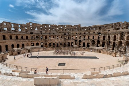 Foto de Anfiteatro de El Jem en Túnez. El anfiteatro se encuentra en la moderna ciudad de El Djem, Túnez, antiguamente Thysdrus, en la provincia romana de África. Está catalogado por la UNESCO desde 1979 como Patrimonio de la Humanidad - Imagen libre de derechos
