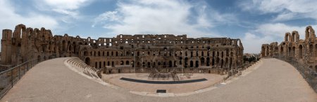 Foto de Amphitheatre of El Jem in Tunisia. Amphitheatre is in the modern-day city of El Djem, Tunisia, formerly Thysdrus in the Roman province of Africa. It is listed by UNESCO since 1979 as a World Heritage Site - Imagen libre de derechos