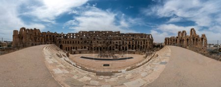 Téléchargez les photos : Amphithéâtre d'El Jem en Tunisie. L'amphithéâtre est situé dans la ville moderne d'El Djem, en Tunisie, anciennement Thysdrus, dans la province romaine d'Afrique. Elle est inscrite au patrimoine mondial de l'UNESCO depuis 1979. - en image libre de droit