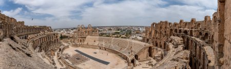 Foto de Anfiteatro de El Jem en Túnez. El anfiteatro se encuentra en la moderna ciudad de El Djem, Túnez, antiguamente Thysdrus, en la provincia romana de África. Está catalogado por la UNESCO desde 1979 como Patrimonio de la Humanidad - Imagen libre de derechos