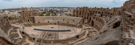 Téléchargez les photos : Amphitheatre of El Jem in Tunisia. Amphitheatre is in the modern-day city of El Djem, Tunisia, formerly Thysdrus in the Roman province of Africa. It is listed by UNESCO since 1979 as a World Heritage Site - en image libre de droit