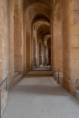 Foto de Interior del Anfiteatro de El Jem en Túnez. El anfiteatro se encuentra en la moderna ciudad de El Djem, Túnez, antiguamente Thysdrus, en la provincia romana de África. Está catalogado por la UNESCO desde 1979 como Patrimonio de la Humanidad - Imagen libre de derechos