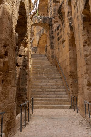 Téléchargez les photos : Intérieur de l'Amphithéâtre d'El Jem en Tunisie. L'amphithéâtre est situé dans la ville moderne d'El Djem, en Tunisie, anciennement Thysdrus, dans la province romaine d'Afrique. Elle est inscrite au patrimoine mondial de l'UNESCO depuis 1979. - en image libre de droit