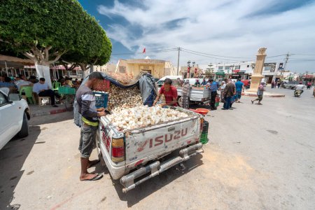 Téléchargez les photos : EL JEM, TUNISIA - JUNE 17, 2019: Local Street Market In El Jem, Tunisia. People are selling vegetables - en image libre de droit
