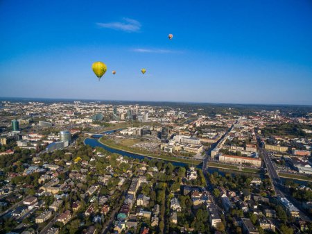 Téléchargez les photos : Vilnius Paysage urbain en Lituanie. Belle Skyline. Vue aérienne. - en image libre de droit