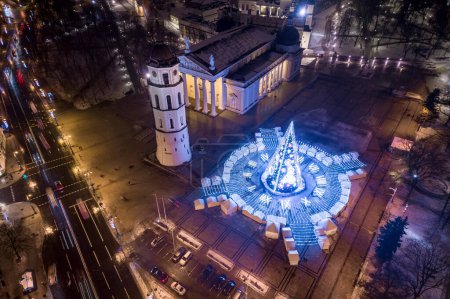 Téléchargez les photos : Christmas Tree in Vilnius, Lithuania. One of the best and beautiful Christmas City in Europe. - en image libre de droit