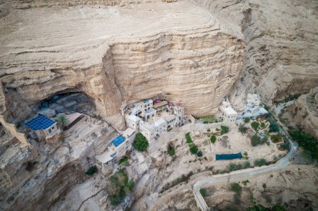 Foto de Wadi Qelt in Judean desert around St. George Orthodox Monastery, or Monastery of St. George of Choziba, Israel. The sixth-century cliff-hanging complex. - Imagen libre de derechos