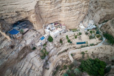 Foto de Wadi Qelt en el desierto de Judea alrededor del Monasterio Ortodoxo de San Jorge, o Monasterio de San Jorge de Choziba, Israel. El complejo colgante de acantilados del siglo VI. - Imagen libre de derechos