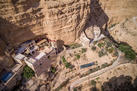 Foto de Wadi Qelt en el desierto de Judea alrededor del Monasterio Ortodoxo de San Jorge, o Monasterio de San Jorge de Choziba, Israel. El complejo colgante de acantilados del siglo VI. - Imagen libre de derechos