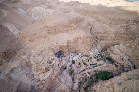 Téléchargez les photos : Wadi Qelt in Judean desert around St. George Orthodox Monastery, or Monastery of St. George of Choziba, Israel. The sixth-century cliff-hanging complex. - en image libre de droit