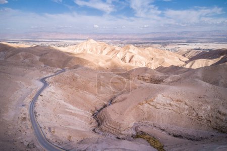 Téléchargez les photos : Desert in Israel. Mountains and Road in Background. Sandy Surface. - en image libre de droit