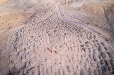 Téléchargez les photos : Israël. Site de Nabi Musa et mosquée dans le désert de Judée, Israël. Tombeau du prophète Moïse. Point de vue du drone. Cimetière - en image libre de droit
