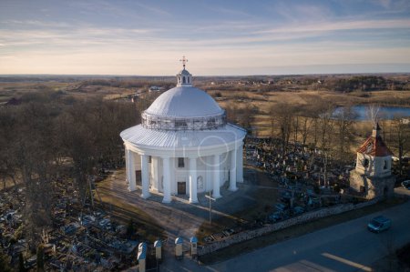 Foto de Iglesia de la Santísima Trinidad en Suderve, distrito de Vilna, Lituania. Cementerio en primer plano. - Imagen libre de derechos
