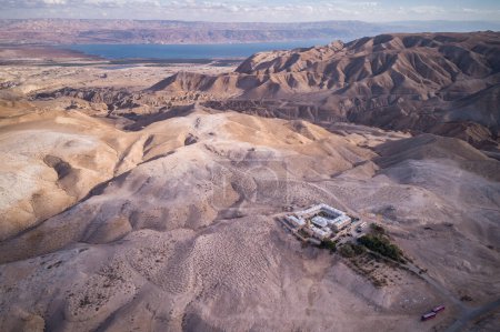 Téléchargez les photos : Israel. Nabi Musa site and mosque at Judean desert, Israel. Tomb of Prophet Moses. Drone Point of View. - en image libre de droit