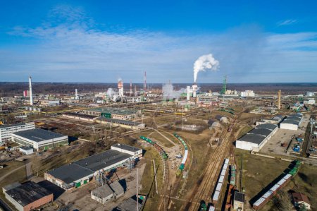 Téléchargez les photos : Chemistry Factory en Lituanie, Achema dans la ville de Jonava. Ciel bleu clair et fumée en arrière-plan. - en image libre de droit