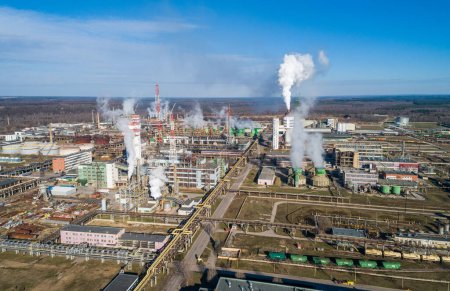 Téléchargez les photos : Chemistry Factory en Lituanie, Achema dans la ville de Jonava. Ciel bleu clair et fumée en arrière-plan. - en image libre de droit