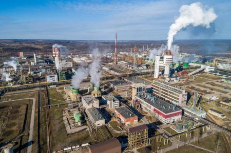 Foto de Fábrica de Química en Lituania, Achema en Jonava City. Cielo azul claro y humo en el fondo. - Imagen libre de derechos