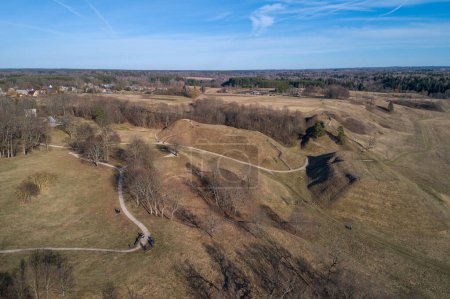 Foto de Early Spring Aerial view of Kernave Archaeological site, a medieval capital of the Grand Duchy of Lithuania. UNESCO World Heritage Site. - Imagen libre de derechos