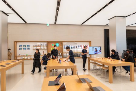 Foto de Tokyo Apple Shop interior in Shinjuku. Japan - Imagen libre de derechos