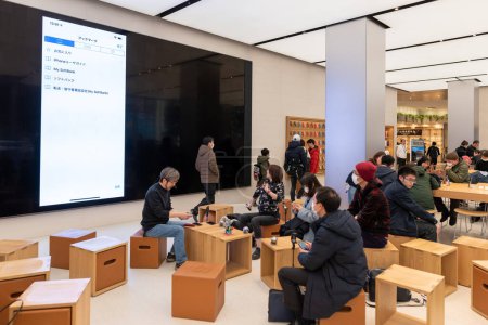 Téléchargez les photos : Tokyo Apple Shop interior in Shinjuku. Japan - en image libre de droit